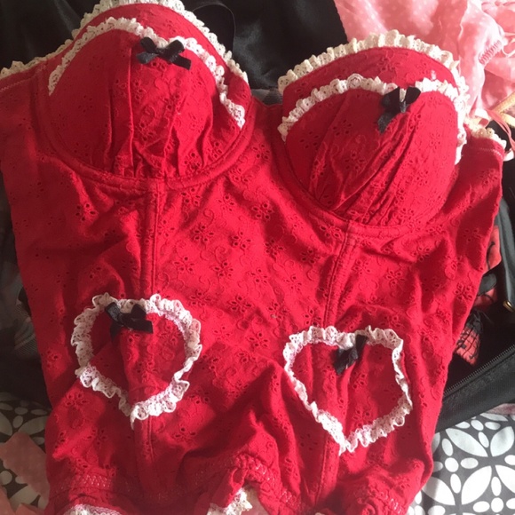 Red corset - Picture 1 of 3
